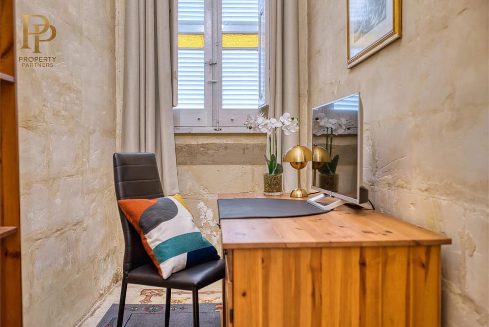 Authentic Maltese 3BR Steps from Sliema Seafront & Ferries Apartment in Sliema