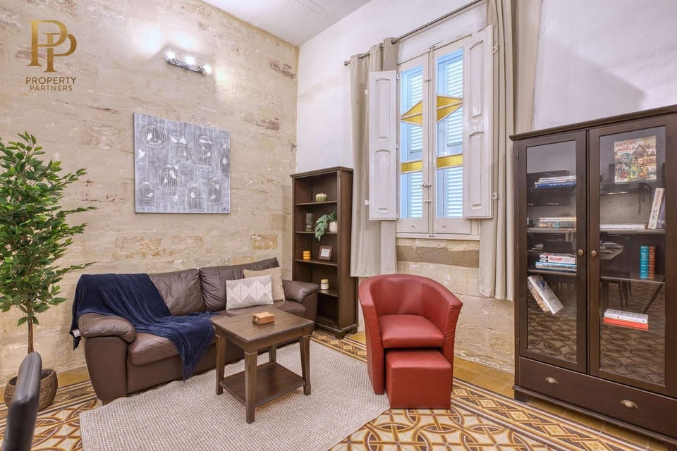 Authentic Maltese 3BR Steps from Sliema Seafront & Ferries Apartment in Sliema