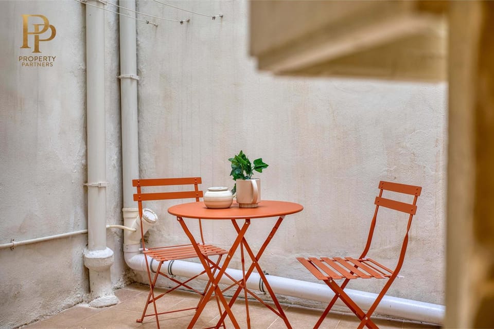 Authentic Maltese 3BR Steps from Sliema Seafront & Ferries Apartment in Sliema