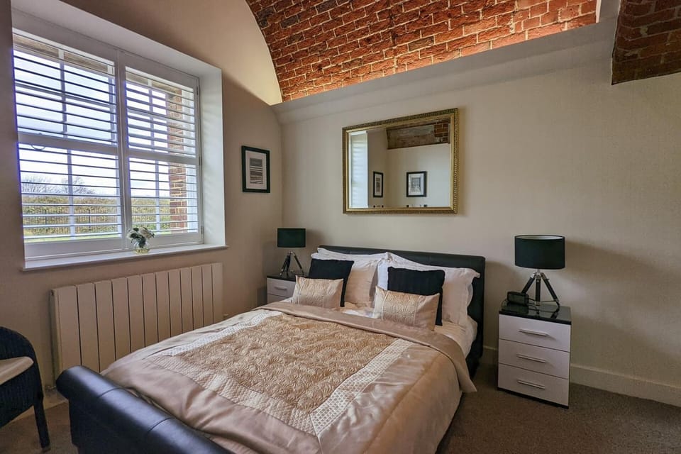 The Officers Mess - Coastal Retreat - Sleeps 10 House in Freshwater