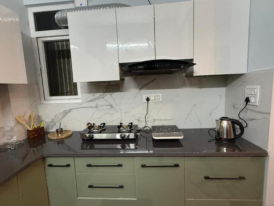 A warm, calm, cozy homestay nestled by the forest Apartment in Dehradun