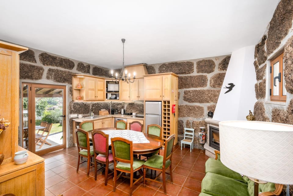 Kitchen or kitchenette, Living room, Seating area, Dining area, Dinner, dishwasher, fireplace, internet, stove