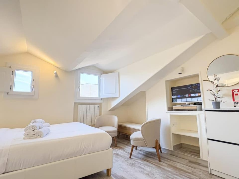 Photo of the whole room, Bedroom