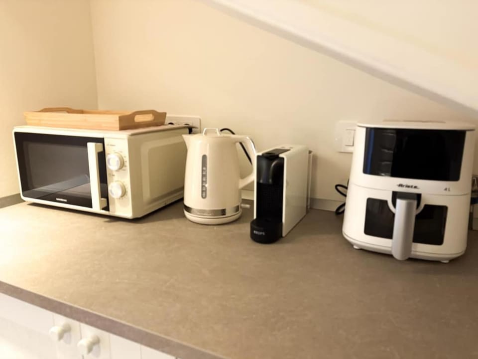 Coffee/tea facilities, Kitchen or kitchenette, oven, toaster