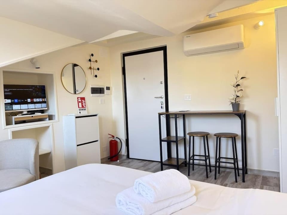 Bed, Photo of the whole room, Dining area, Bedroom, towels, air conditioner