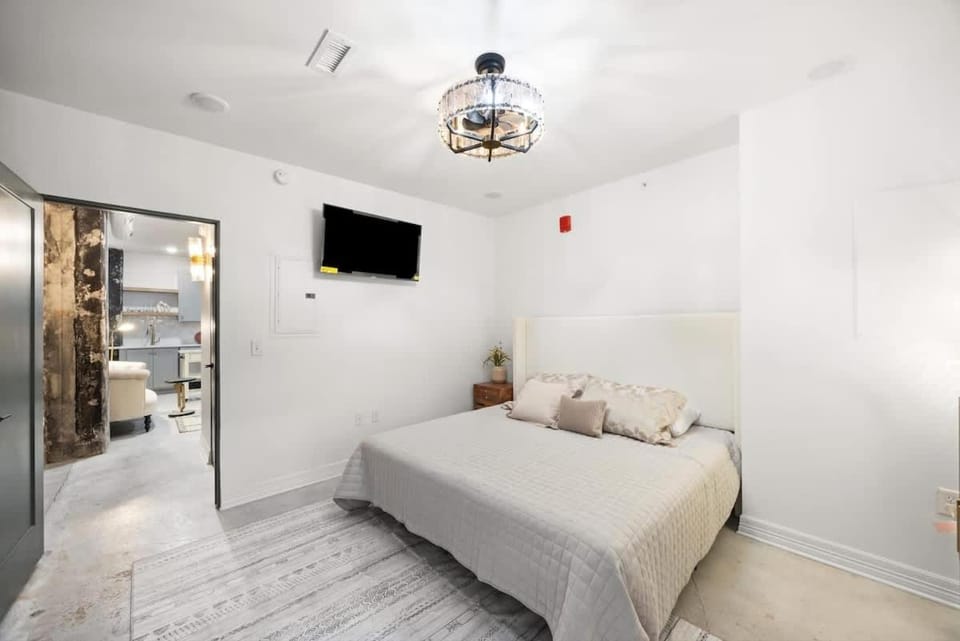Bed, TV and multimedia, Photo of the whole room, Bedroom
