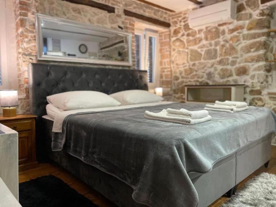 Bed, Bedroom, towels