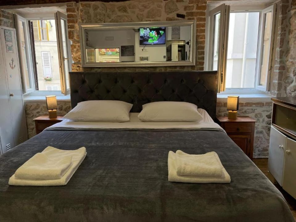 Bed, Bedroom, towels