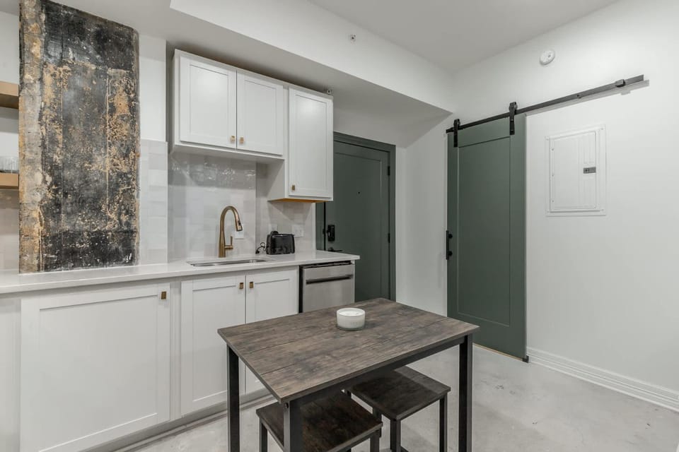 Kitchen or kitchenette, Dining area, oven, pet friendly, stove