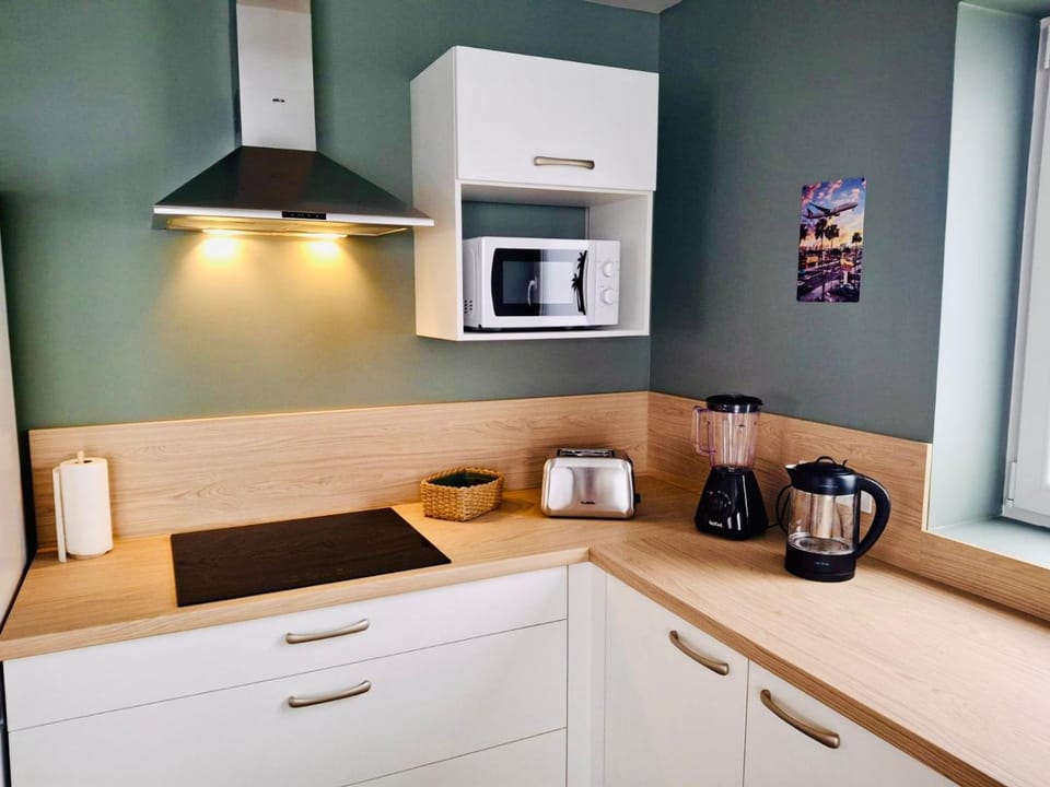Coffee/tea facilities, Kitchen or kitchenette, stove, toaster