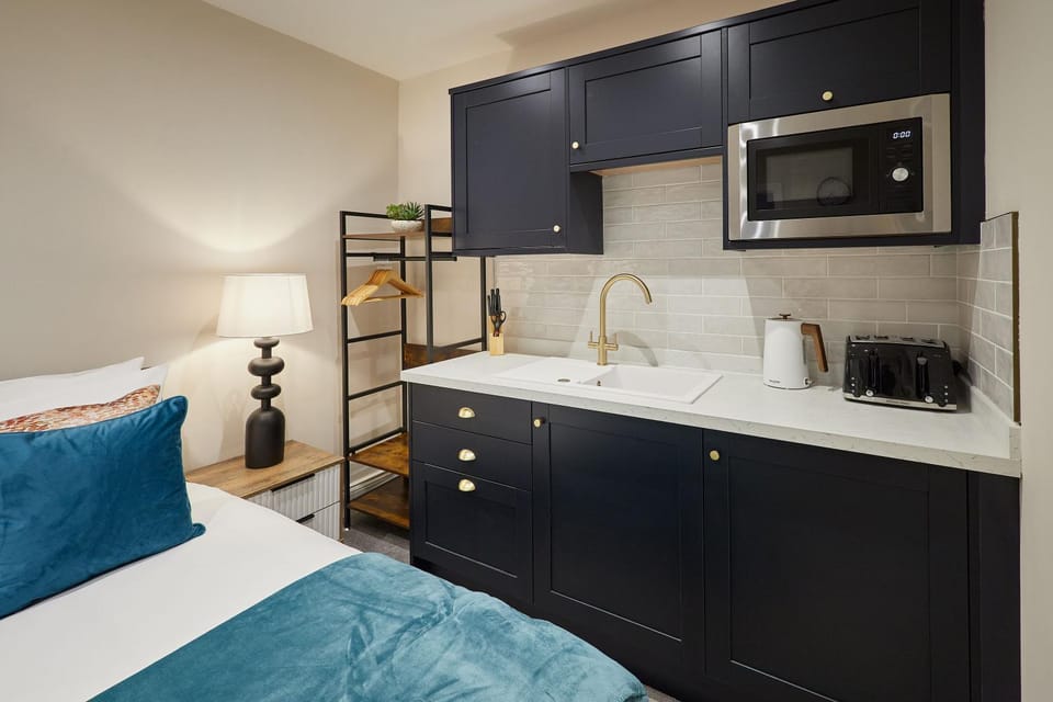 Bed, Kitchen or kitchenette, Bedroom