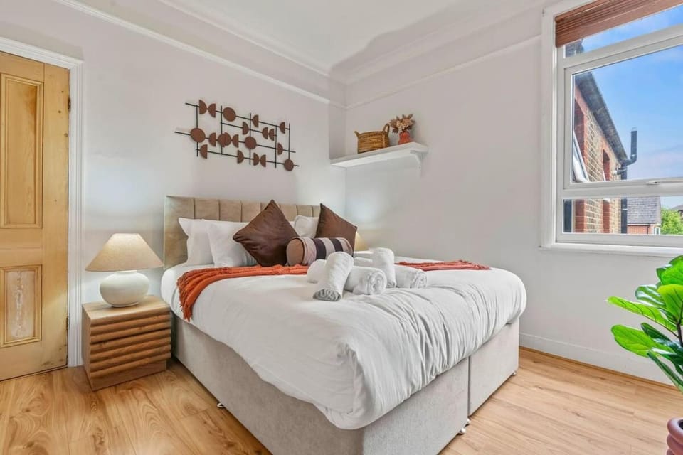 Two Bedroom Apartment by Brookland Stays Serviced Accommodation Short Lets Near Central London Links Apartment in London Borough of Ealing