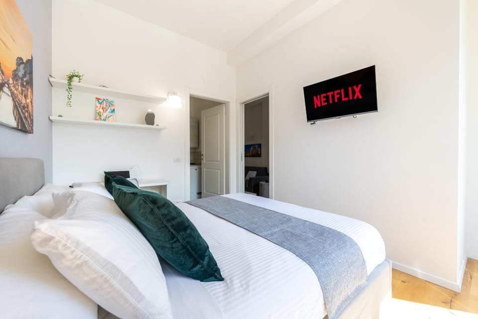 Duomo-Navigli 8 min walk - Apartment with Terrace Apartment in Milan