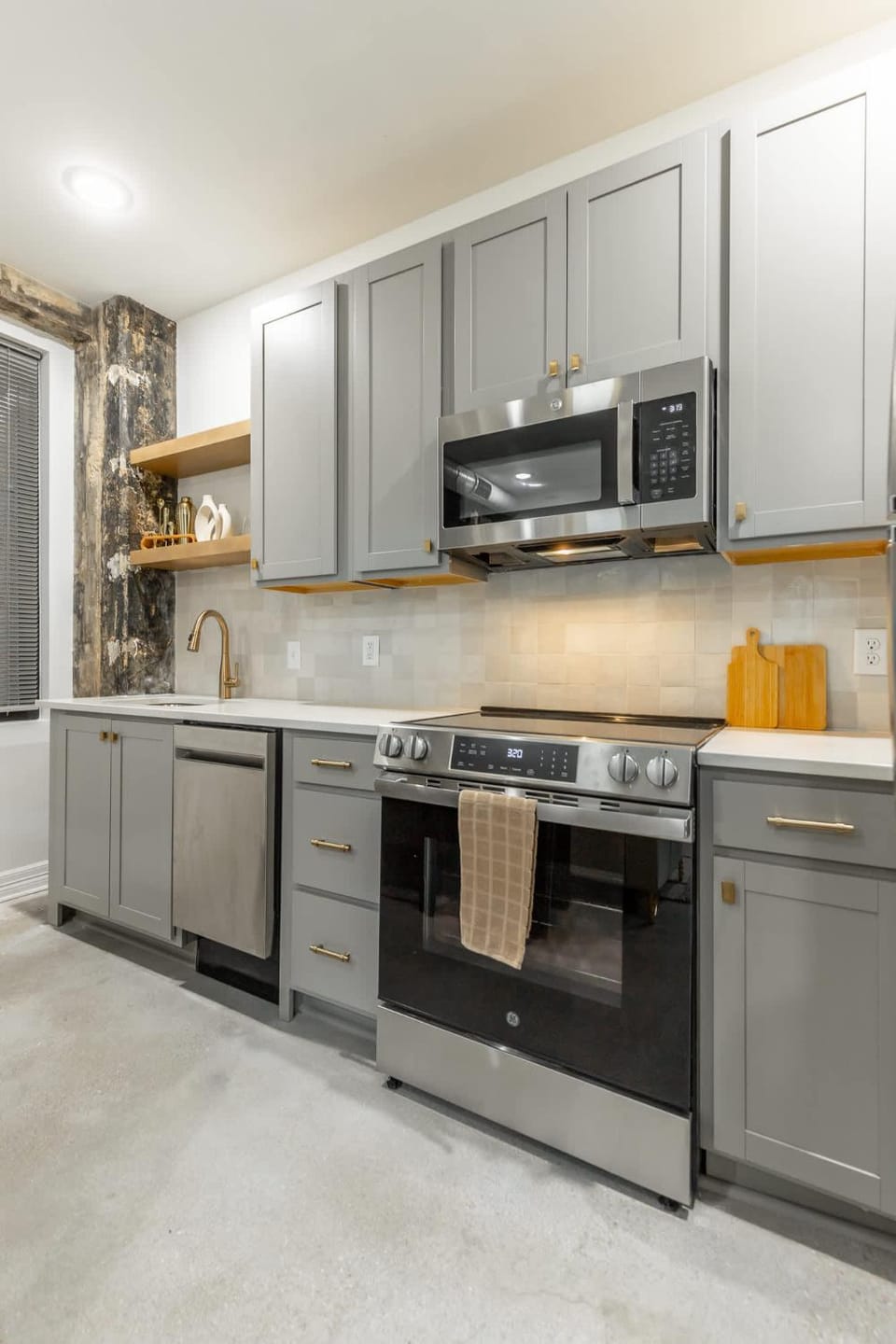 Kitchen or kitchenette, dishwasher, microwave, oven, pet friendly, stove
