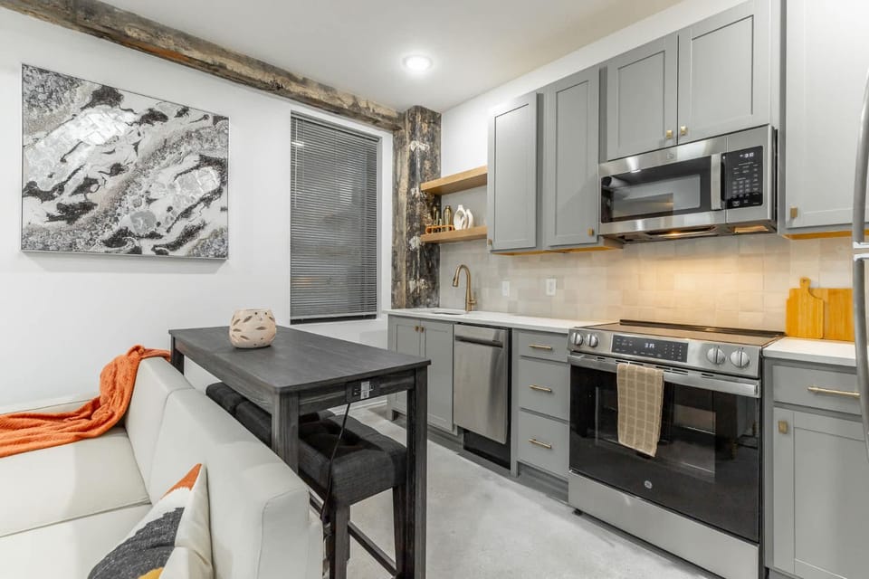 Kitchen or kitchenette, Dining area, dishwasher, microwave, oven, pet friendly, stove