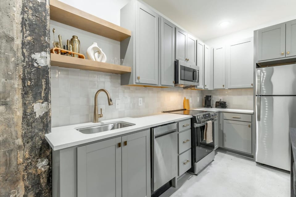 Coffee/tea facilities, Kitchen or kitchenette, dishwasher, microwave, oven, pet friendly, stove, toaster