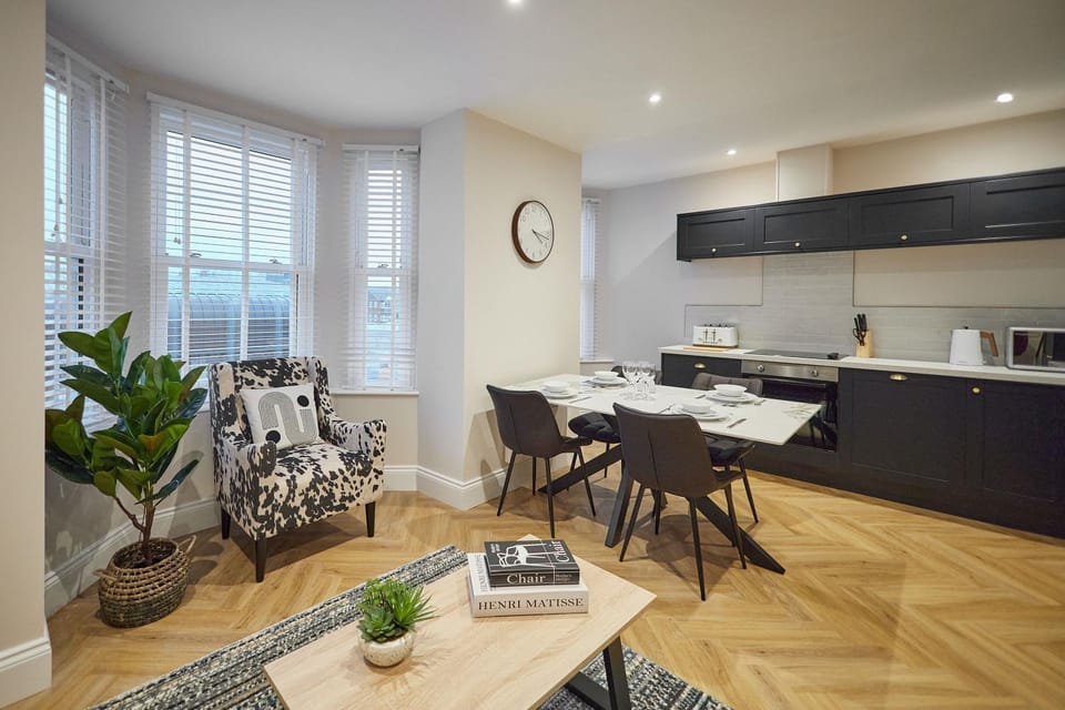 Kitchen or kitchenette, Living room, Seating area, Dining area