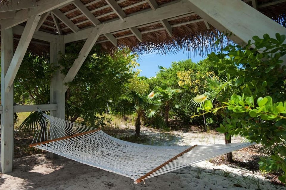 Nutmeg Cottage 1BR Cozy Retreat & Poolside Bliss House in The Bight Settlement