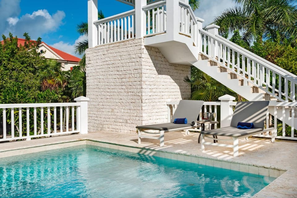 Nutmeg Cottage 1BR Cozy Retreat & Poolside Bliss House in The Bight Settlement