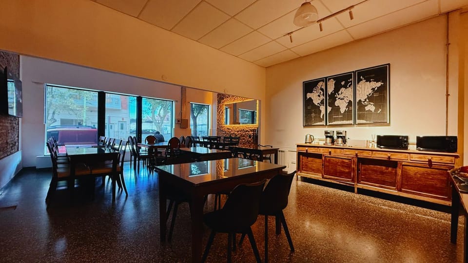 TV and multimedia, Living room, Seating area, Dining area, Breakfast