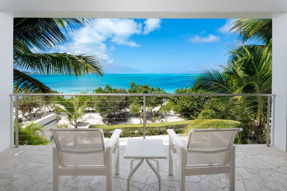 Water Edge 1BR Romantic Beachfront Retreat Villa in The Bight Settlement