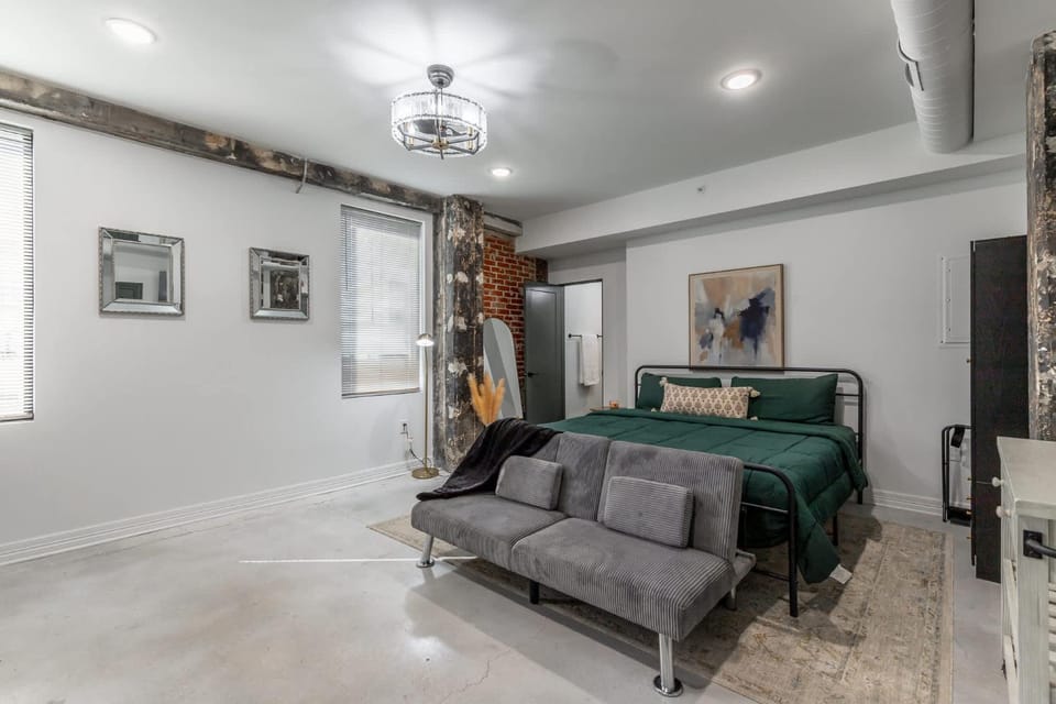 Bed, Living room, Photo of the whole room, Seating area, Bedroom