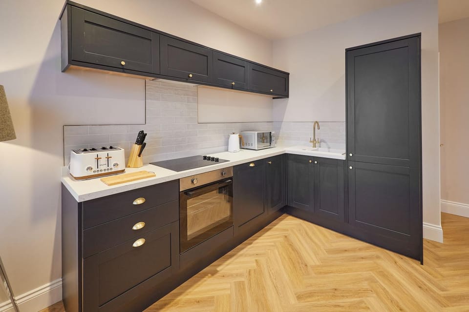 Coffee/tea facilities, Kitchen or kitchenette, oven, stove, toaster