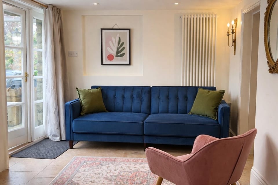 Heron Stays Bath- Boutique Period Properties, 7 Bedrooms, Parking for 4 Cars, Just 3 Miles to Bath Central, Sleeps 15 Villa in England