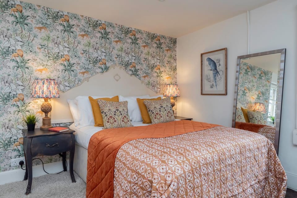 Heron Stays Bath- Boutique Period Properties, 7 Bedrooms, Parking for 4 Cars, Just 3 Miles to Bath Central, Sleeps 15 Villa in England