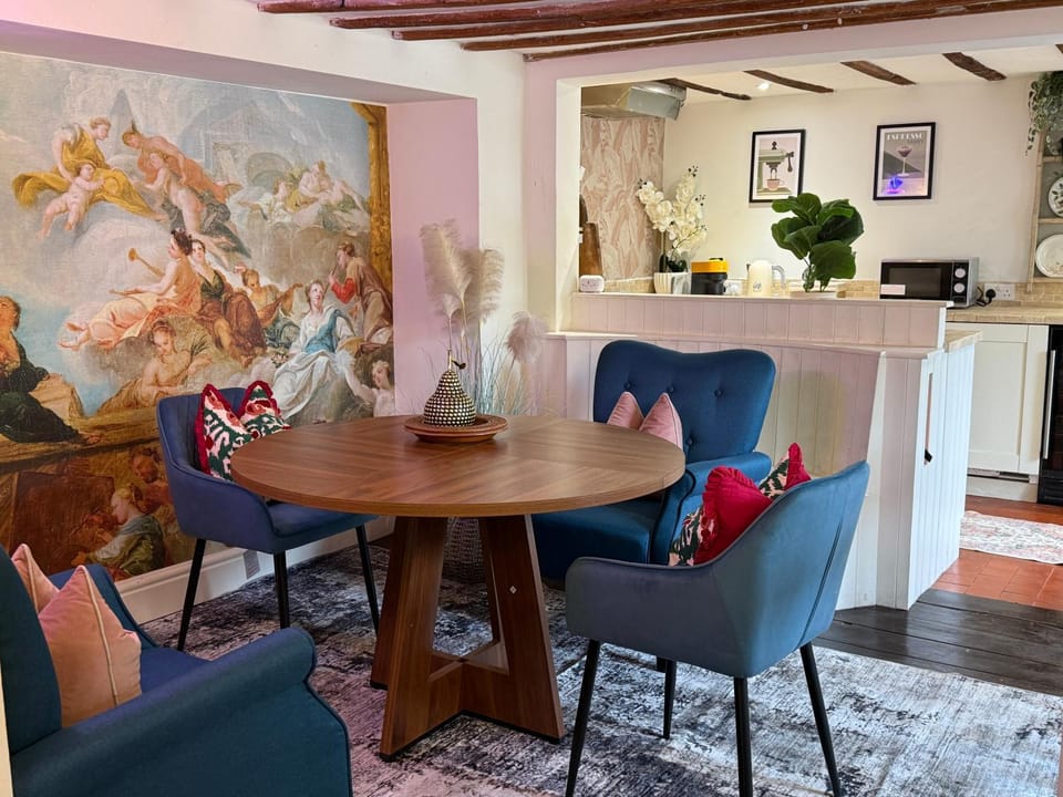 Heron Stays Bath- Boutique Period Properties, 7 Bedrooms, Parking for 4 Cars, Just 3 Miles to Bath Central, Sleeps 15 Villa in England