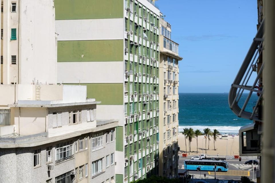 Comfort 200m from Copacabana Beach! AC, Wi-Fi Apartment in Rio de Janeiro
