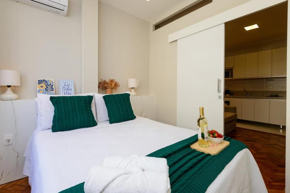 Comfort 200m from Copacabana Beach! AC, Wi-Fi Apartment in Rio de Janeiro