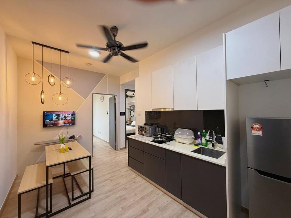 TV and multimedia, Kitchen or kitchenette, Dining area, stove