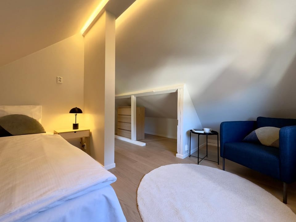 Bed, Seating area, Bedroom