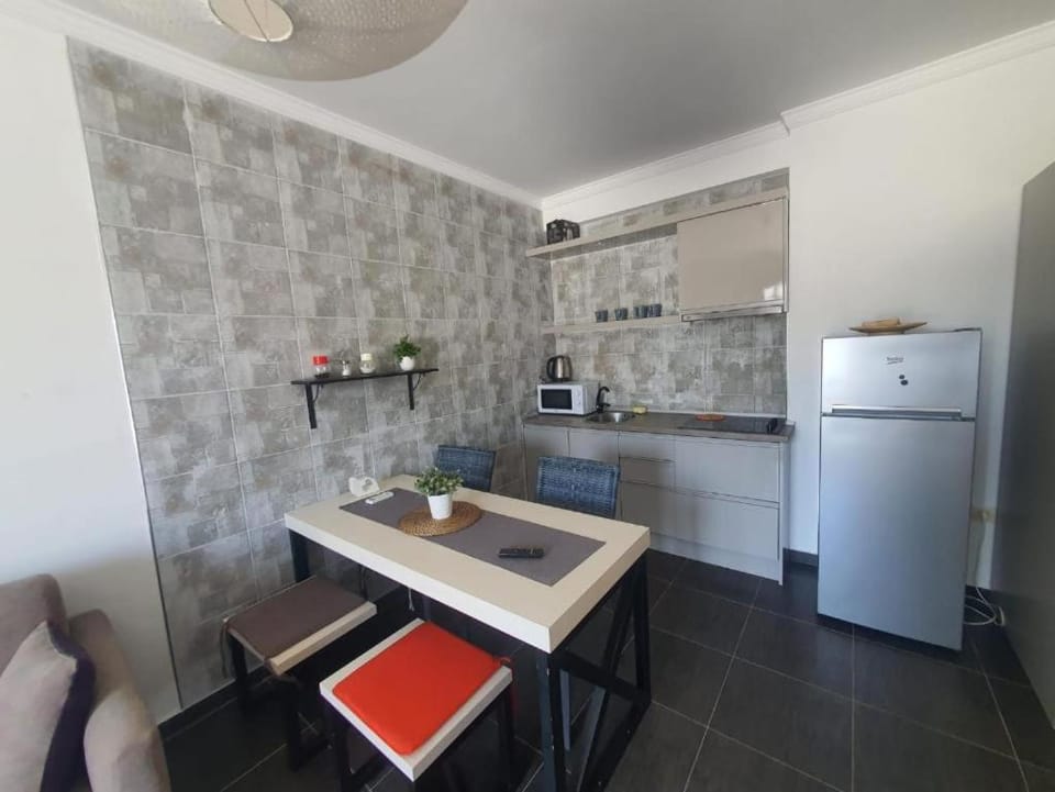 Kitchen or kitchenette, dishwasher, kitchen