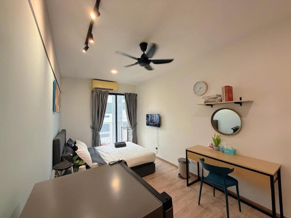 Bed, TV and multimedia, Bedroom