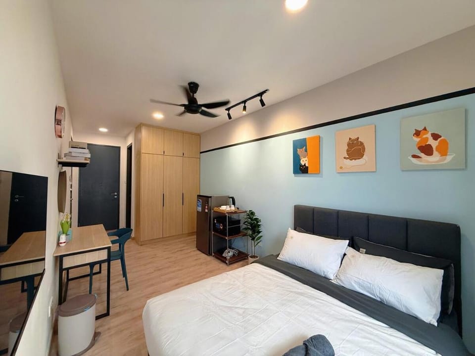 Bed, TV and multimedia, Bedroom, towels, wardrobe