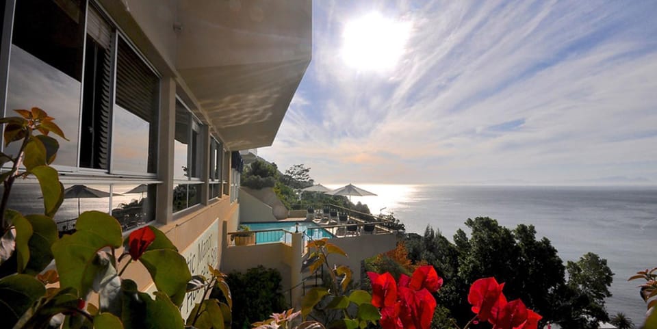Day, Pool view
