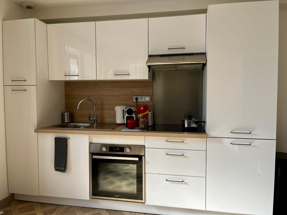 Coffee/tea facilities, oven, kitchen