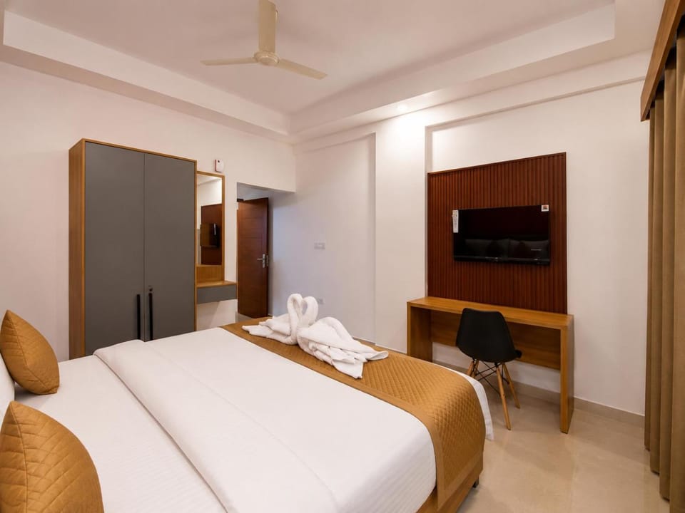 Bed, TV and multimedia, Photo of the whole room, Bedroom, towels, wardrobe, air conditioner