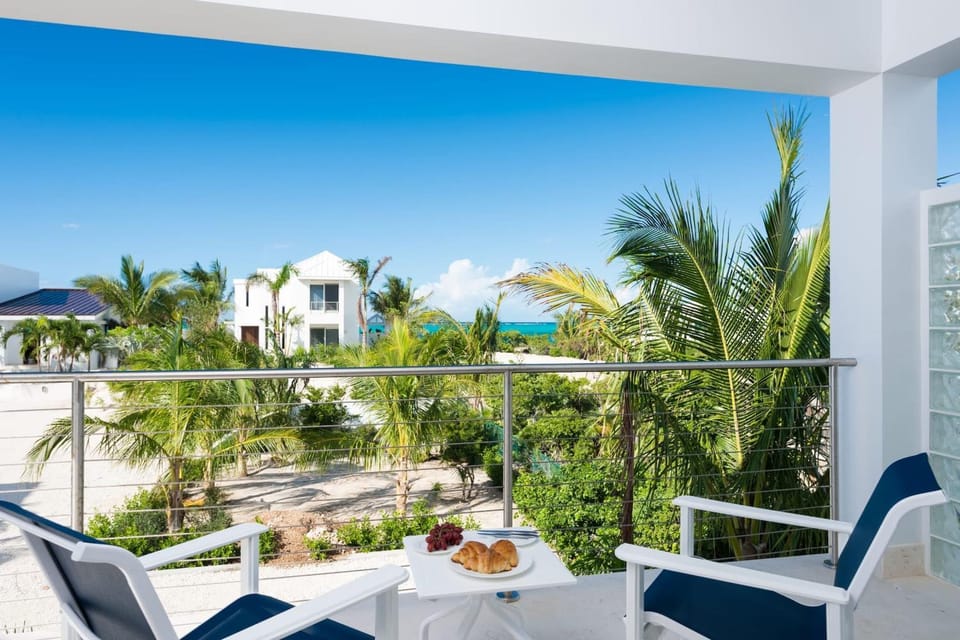 Little Plum 1BR Seaside Luxe Getaway Villa in The Bight Settlement