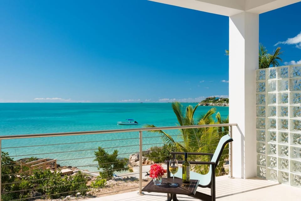 Miami Vice Two 2BR Luxe Waterfront with Kayaks & Views Villa in Turks and Caicos Islands