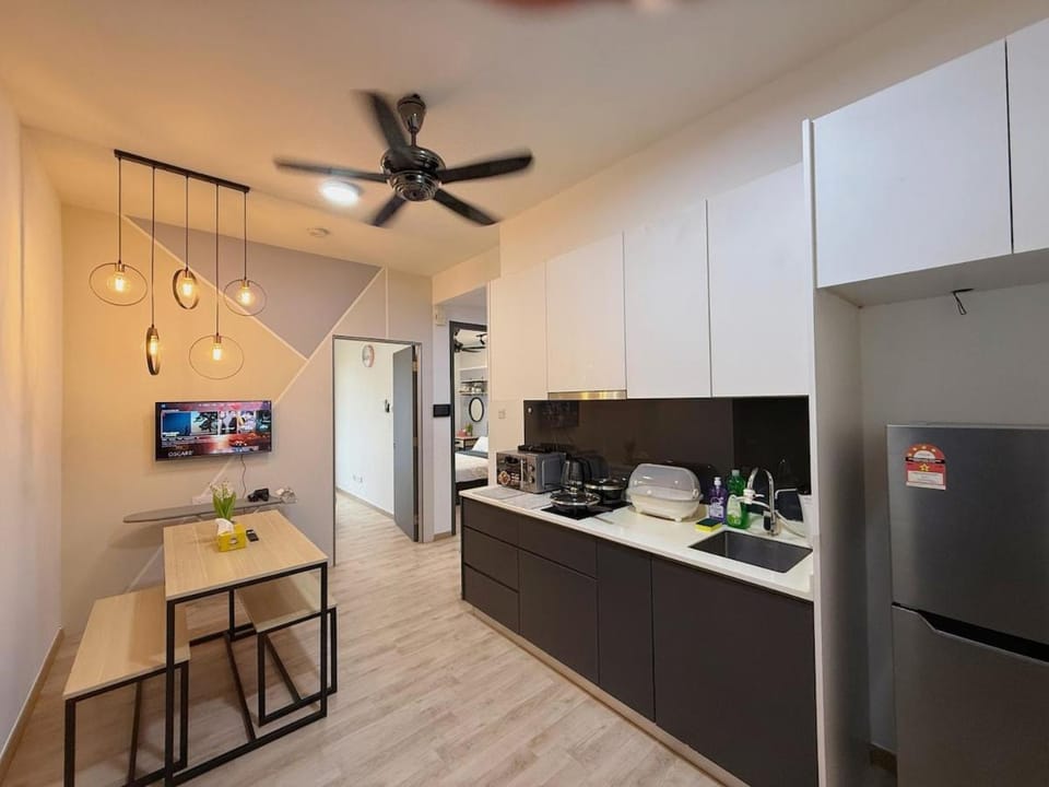TV and multimedia, Kitchen or kitchenette, Dining area, stove
