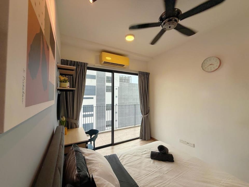 Bed, Bedroom, towels, air conditioner