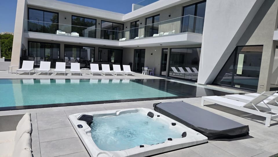 Dream Villa by Laranjal Rentals Villa in Olhos de Água