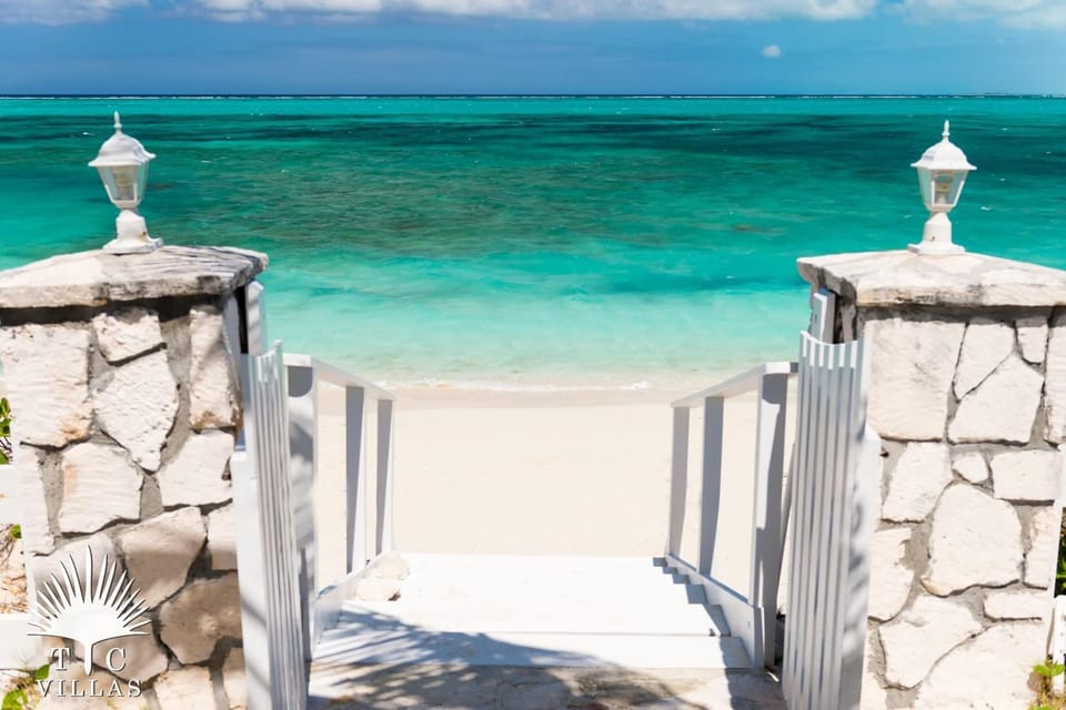 Reef Beach House 2BR Cozy Island-Style on Grace Bay w Pool Villa in The Bight Settlement