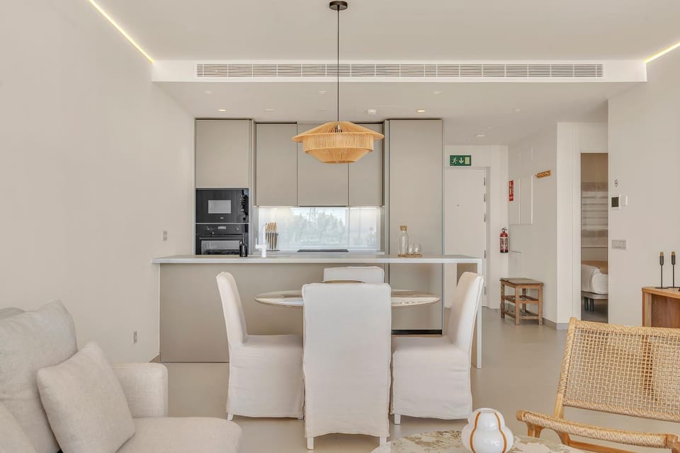 Dining area, kitchen