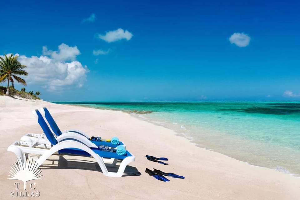 Reef Beach House 4BR Cozy Island-Style on Grace Bay w Pool Villa in The Bight Settlement