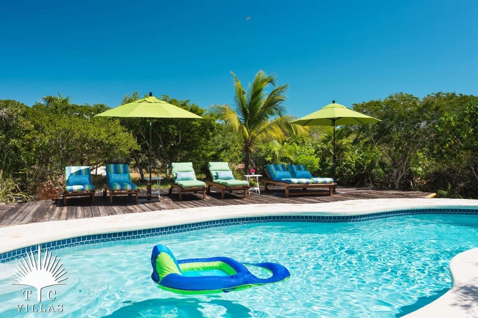 Reef Beach House 4BR Cozy Island-Style on Grace Bay w Pool Villa in The Bight Settlement