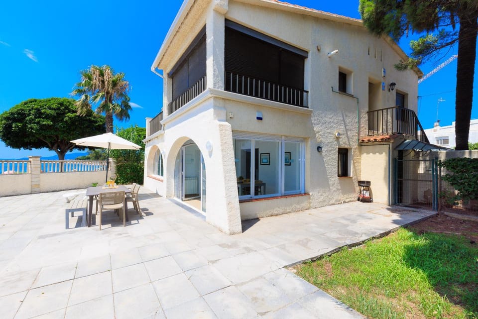 Property building, Balcony/Terrace, Dining area
